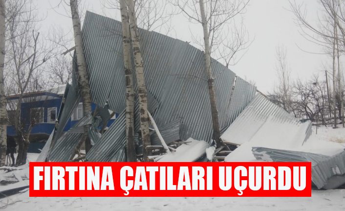 Şiddetli rüzgar çatıları uçurdu