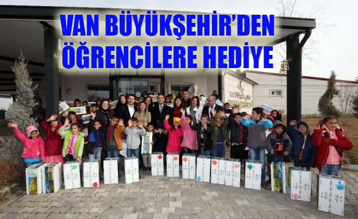Van Büyükşehir Belediyesinden öğrencilere karne hediyesi