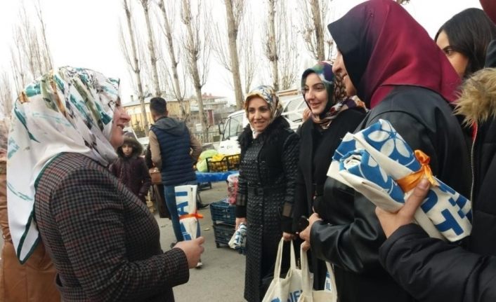 AK Parti’li kadınlar bez çanta dağıttı