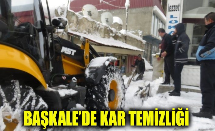 Başkale’de kar temizleme çalışması