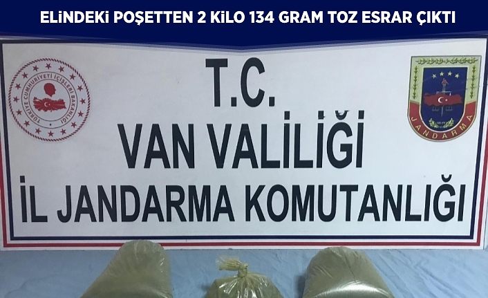 Elindeki poşetten 2 kilo 134 gram toz esrar çıktı