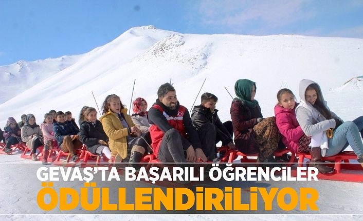 Gevaş’ta başarılı öğrenciler ödüllendiriliyor