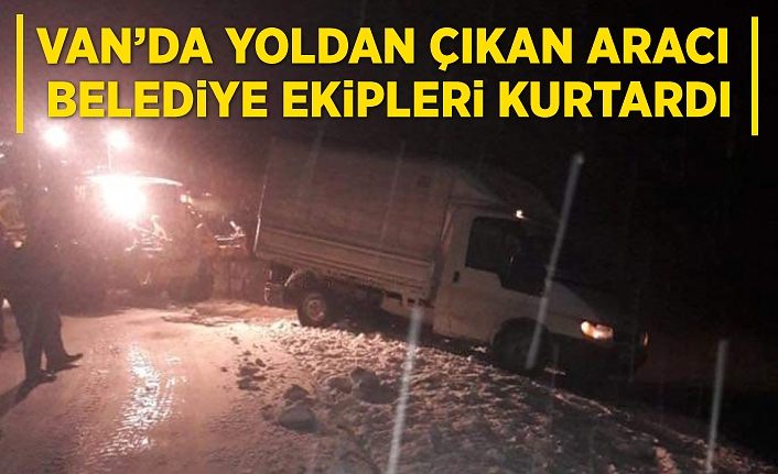 Van’da yoldan çıkan aracı belediye ekipleri kurtardı