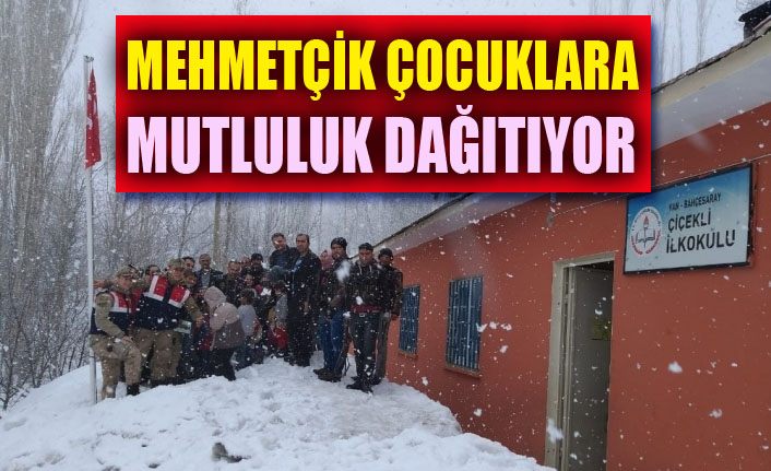 Mehmetçik karlı yolları aşarak mutluluk götürüyor