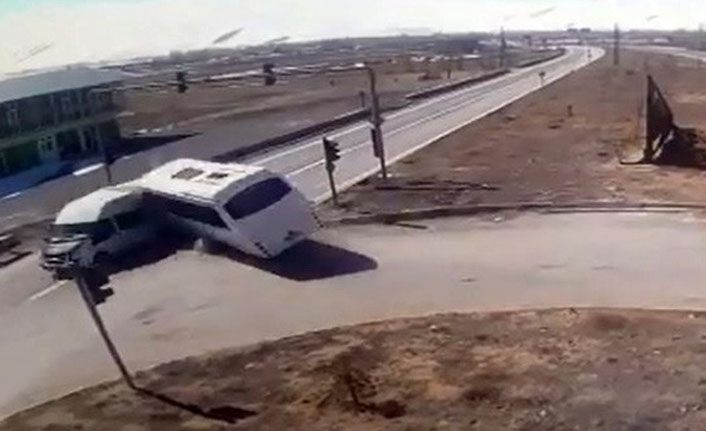 Polisleri taşıyan araçla yolcu minibüsünün çarpıştığı kaza kamerada