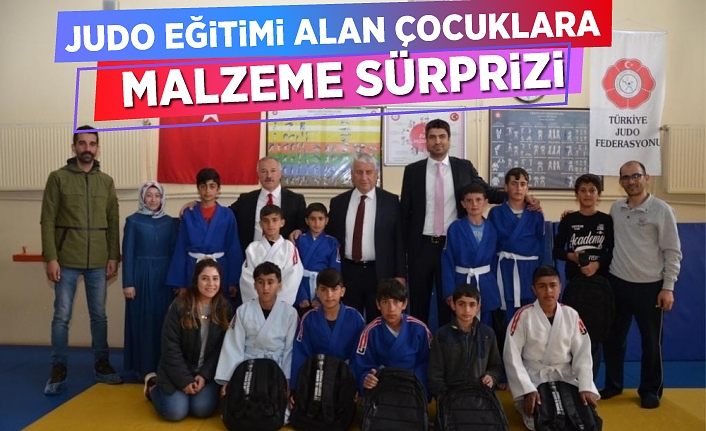 Judo eğitimi alan çocuklara malzeme sürprizi
