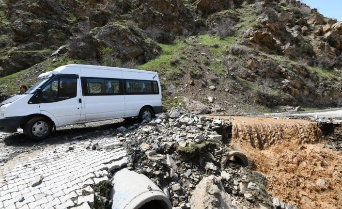 Başkan Şeylan, çöken yolları inceledi