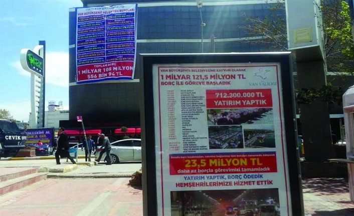Borç açıklamalarının afişleri aynı noktalarda duruyor