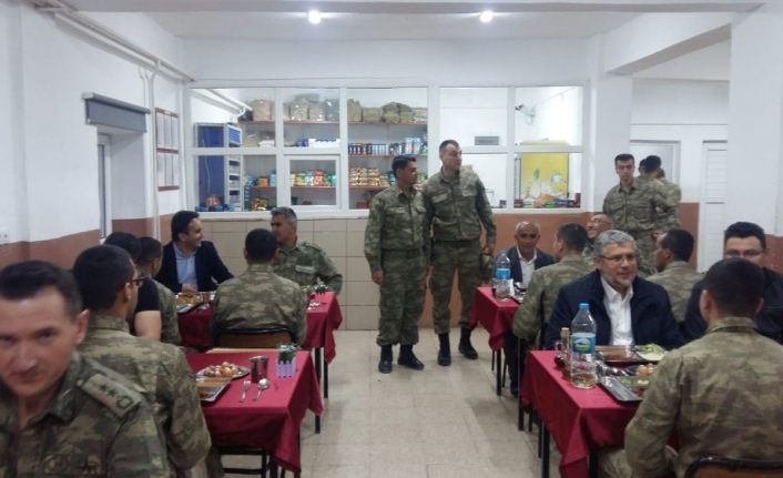 İran sınırındaki Mehmetçikle iftar