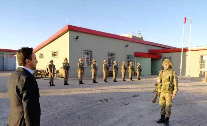 Kaymakam Dundar, Mehmetçikle iftar açtı