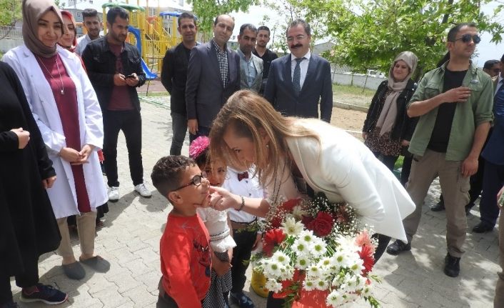 Kaymakam Uçar, öğrencilere süt dağıttı