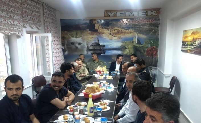 Protokol sağlıkçılarla iftarda bir araya geldi