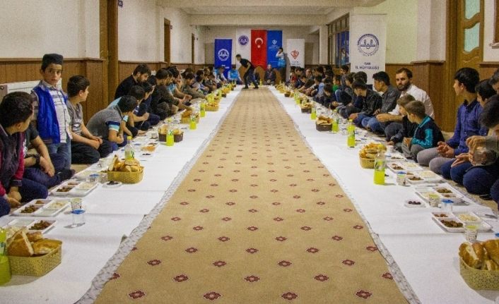Van il müftülüğünden “İyilik Dünyaya Hâkim Olacak” sofrası