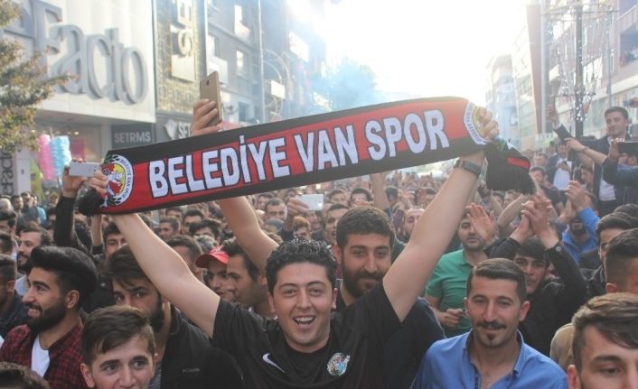 Vanlı taraftarların 2. Lig sevinci
