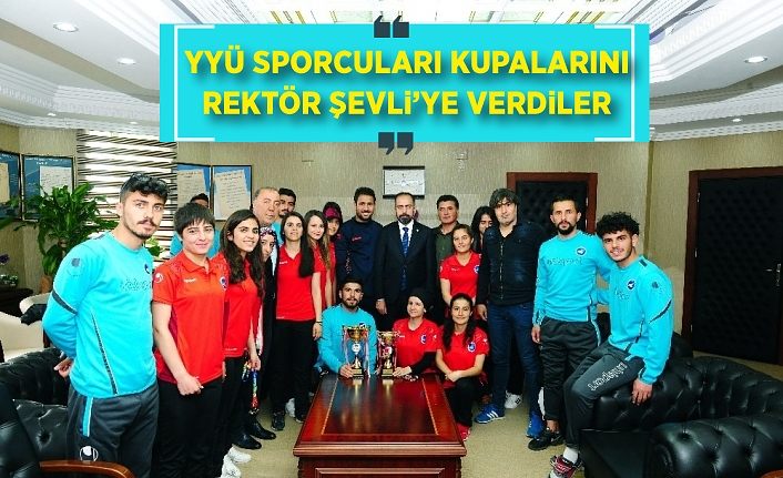 YYÜ sporcuları kupalarını Rektör Şevli’ye verdiler