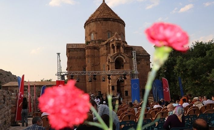 Akdamar Adası’nda çok dilli konser