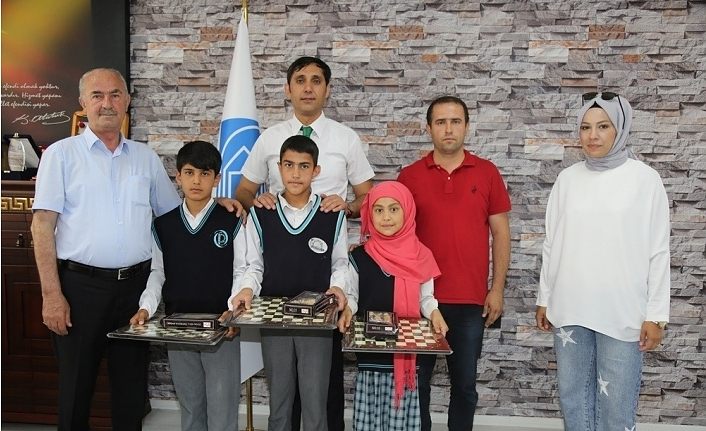 Başkan Akman, en çok atık pil toplayan okulu ödüllendirdi