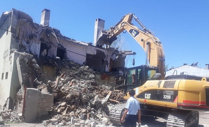 Tuşba’da metruk yapıların yıkımı sürüyor
