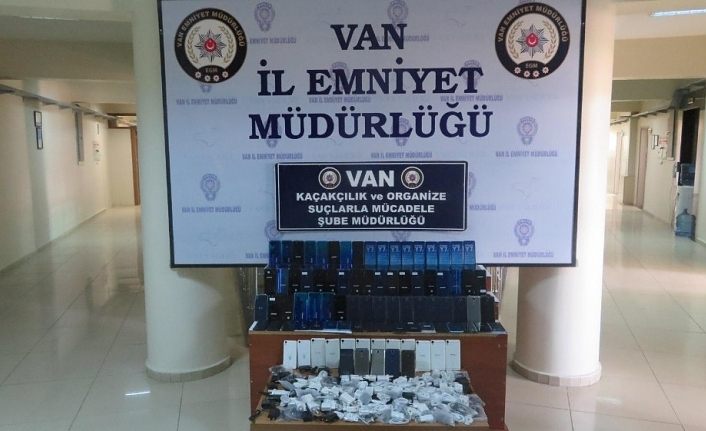 Van’da 250 bin TL değerinde kaçak telefon ve aksesuarı ele geçirildi