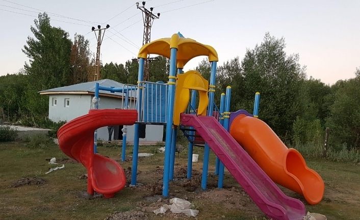 Erciş Belediyesinden kırsal mahallelere çocuk oyun parkı
