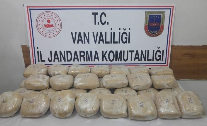 İran sınırında 44 kilo esrar ele geçirildi