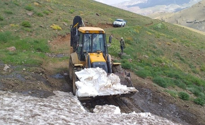 Temmuz ayında diz boyu karda arıza onarımı
