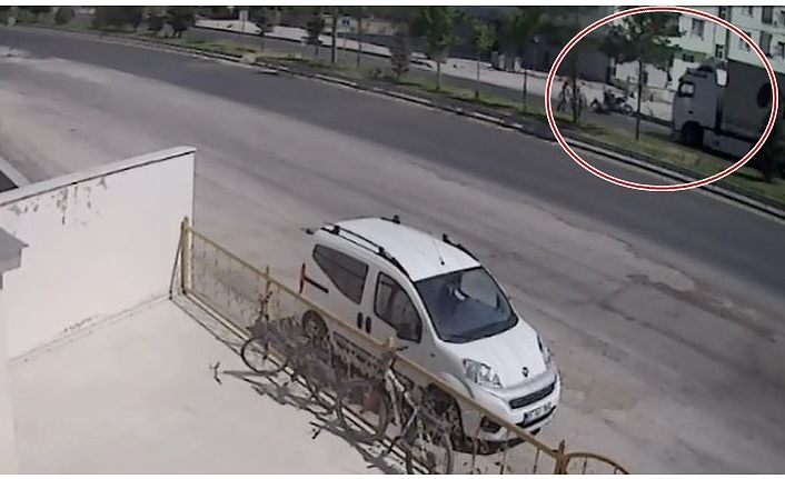 Tırın önüne atlayan şahıs ağır yaralandı