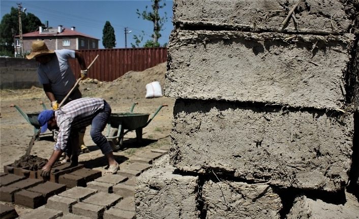Yok olmaya yüz tutmuş kerpiç, küllerinden doğuyor