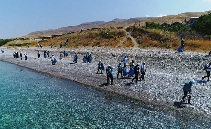 Yükümlüler Van Gölü sahilini temizledi