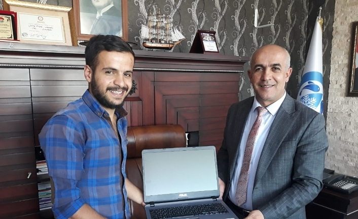 Başkan Ensari, tıp fakültesini kazanan öğrenciye laptop hediye etti