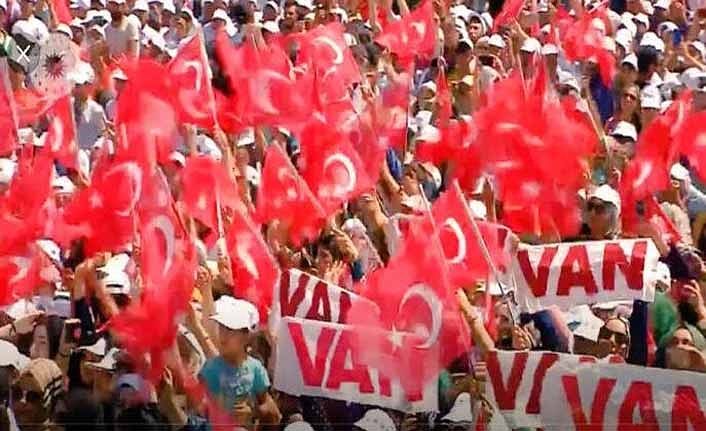 Malazgirt Zeferi kutlamasında  Ak Parti Van İl Teşkilatı damga vurdu 