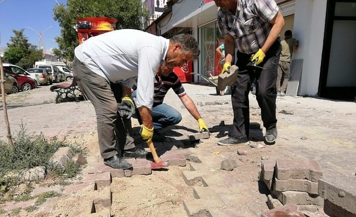 Çaldıran Belediyesinden 3 bin 570 metrekare bozuk yol onarımı