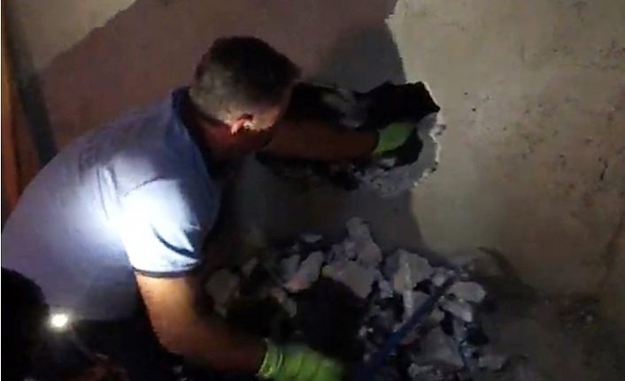 İki duvar arasında mahsur kalan kediyi itfaiye kurtardı