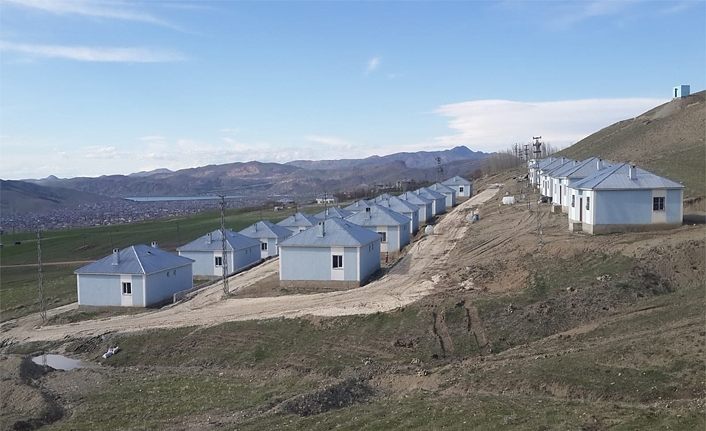 Kevenli'deki deprem konutlarında oturanlar çözüm istiyor