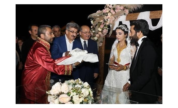 Van'da düğünde doğa için 500 adet fidan dağıtıldı