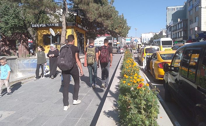 Van'da taksiciler yeni durak binalarından memnun
