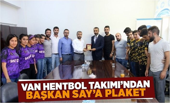 Van Hentbol Takımı’ndan Başkan Say’a plaket