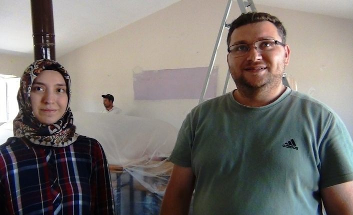 Van’da ilkokul öğretmenleri ellerine fırça alarak sınıfları boyadı