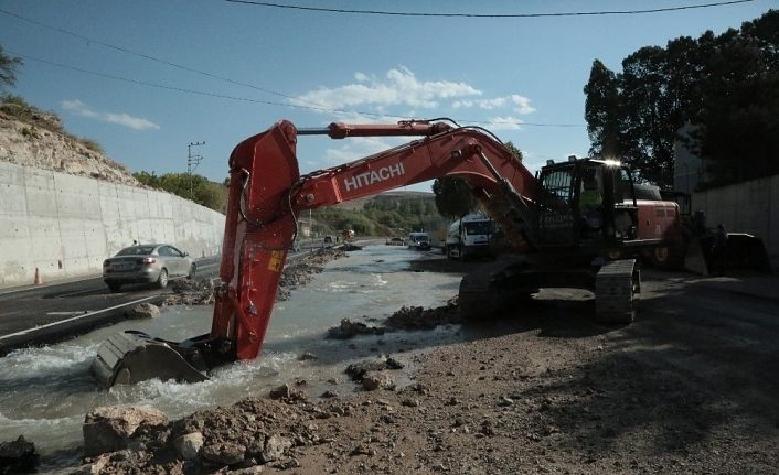 Yol genişletme çalışmaları Edremit’i susuz bıraktı