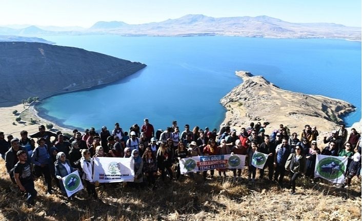 Dağcılar Van Gölü’nün temiz kalması için tırmanmaya devam ediyor
