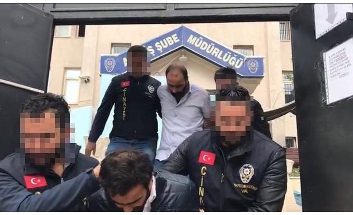 ‘Mahallenin namusuyla nasıl oynarsın’ diyerek darp ettikleri şahsa senet imzalattıran 3 kişi tutuklandı
