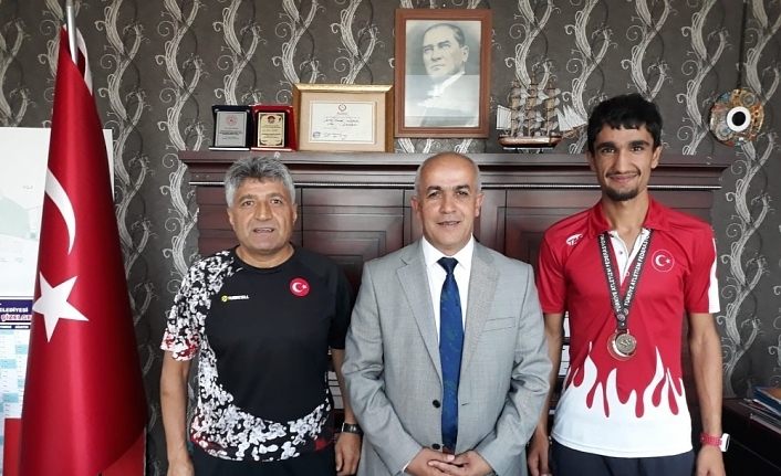 Milli atletten Başkan Ensari’ye ziyaret