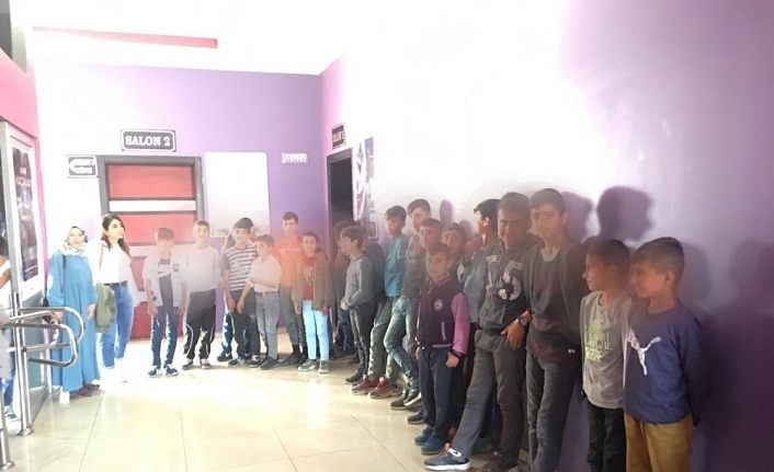 Sokakta çalışan ve proje bünyesinde açılan kurslara düzenli olarak katılan 50 çocuk,  sinemaya götürüldü