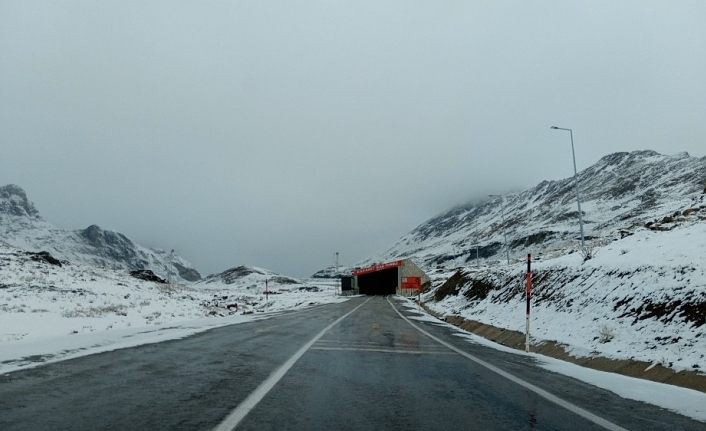 Van Bahçesaray Karapet Geçidi’nde yılın ilk karı yağdı