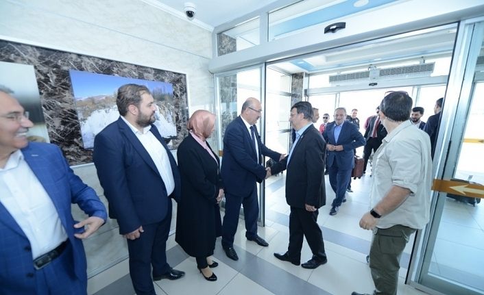 Van’da AK Parti yeni ilçe başkanlarına görkemli karşılama