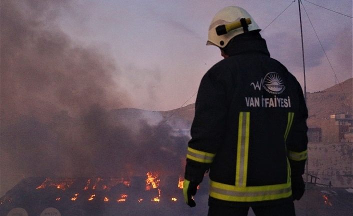 İş merkezinin çatısı alev alev yandı