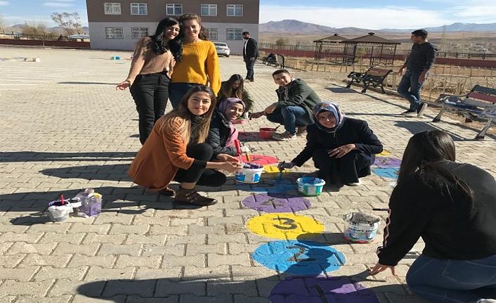 Öğretmenler Van’ın Gürpınar ilçesinde okul bahçesini oyun alanlarıyla donattı