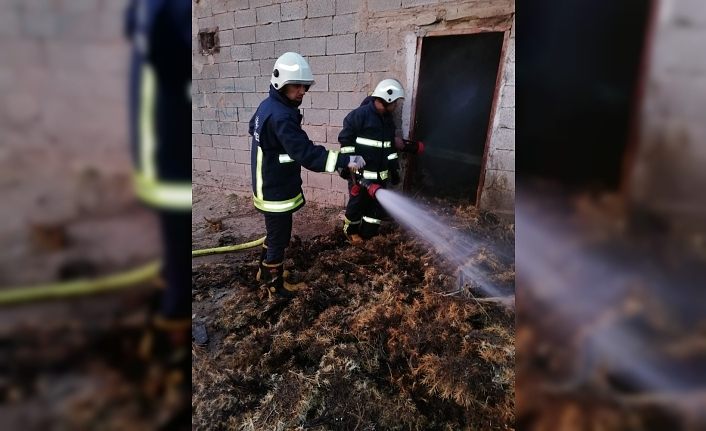 Özalp’ta samanlık yangını