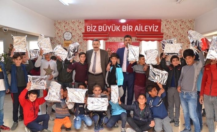 Sokakta çalışmaları engellenen çocuklara spor ayakkabısı