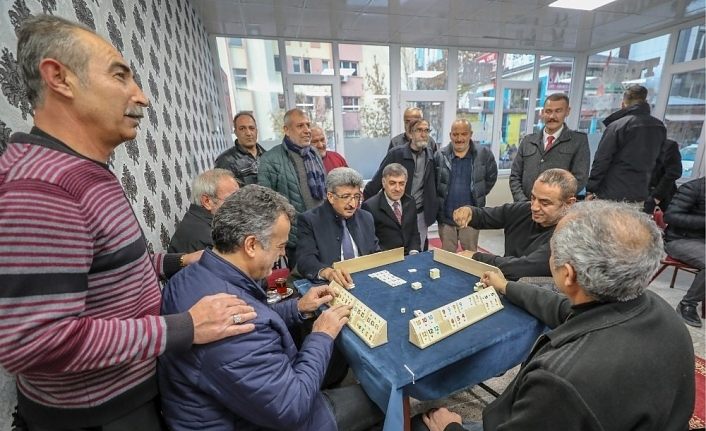 Vali Bilmez okey oynayıp vatandaşın taleplerini dinledi